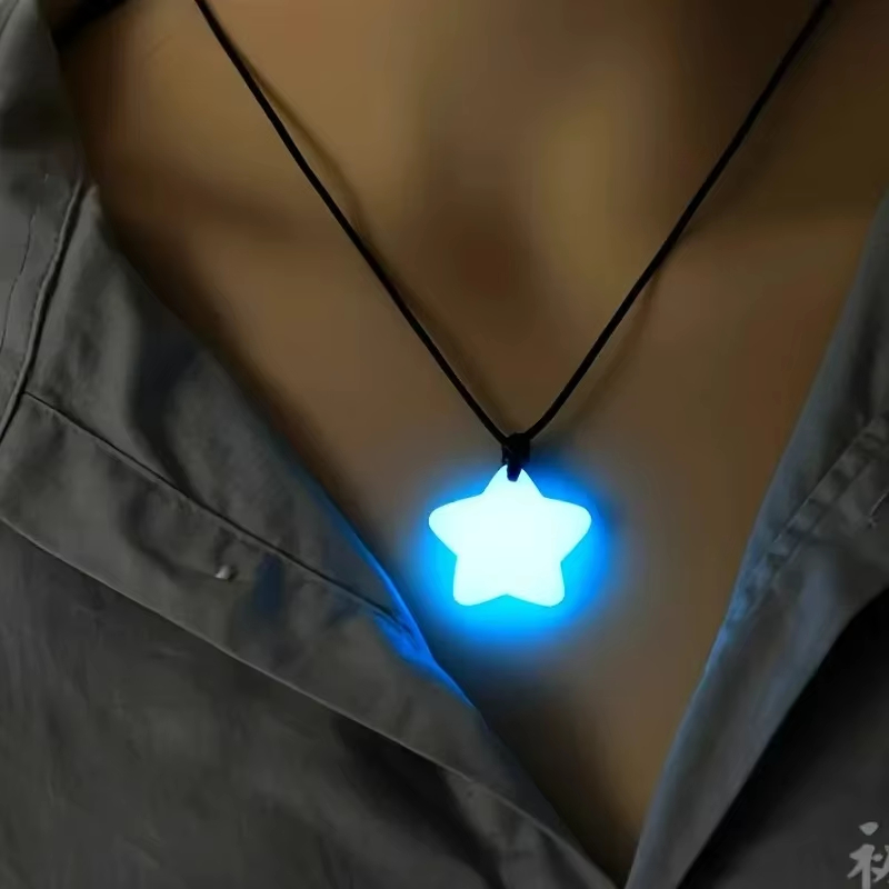 Glow In Dark Stars - 暗闇で光る星のラッキージェイドペンダントネックレスセット、調節可能なロープ、スポーティー/キュートなスタイル、アウトドアアドベンチャーと音楽フェスティバルに最適